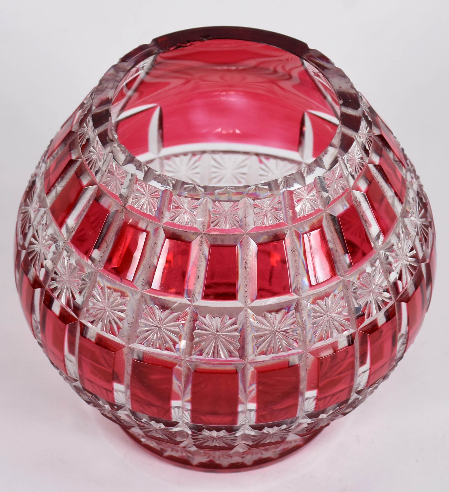 BACCARAT - Vaso em cristal frances ricamente lapidado doublé rubi... - foto 1 de 6