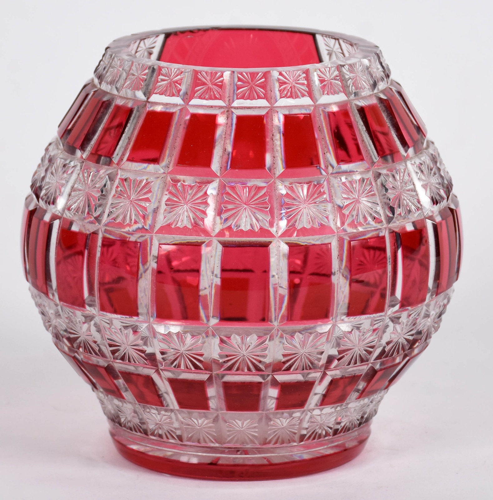 BACCARAT - Vaso em cristal frances ricamente lapidado doublé rubi... - foto 2 de 6