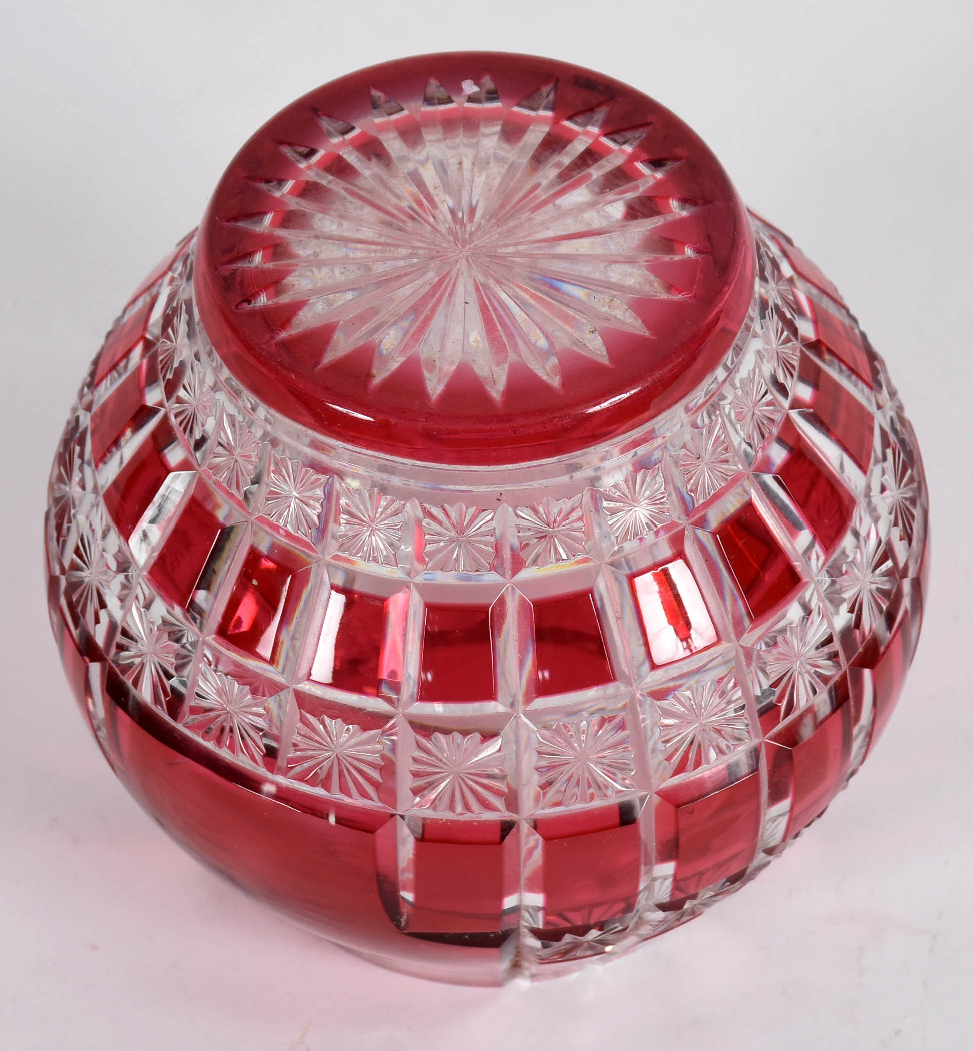 BACCARAT - Vaso em cristal frances ricamente lapidado doublé rubi... - foto 4 de 6