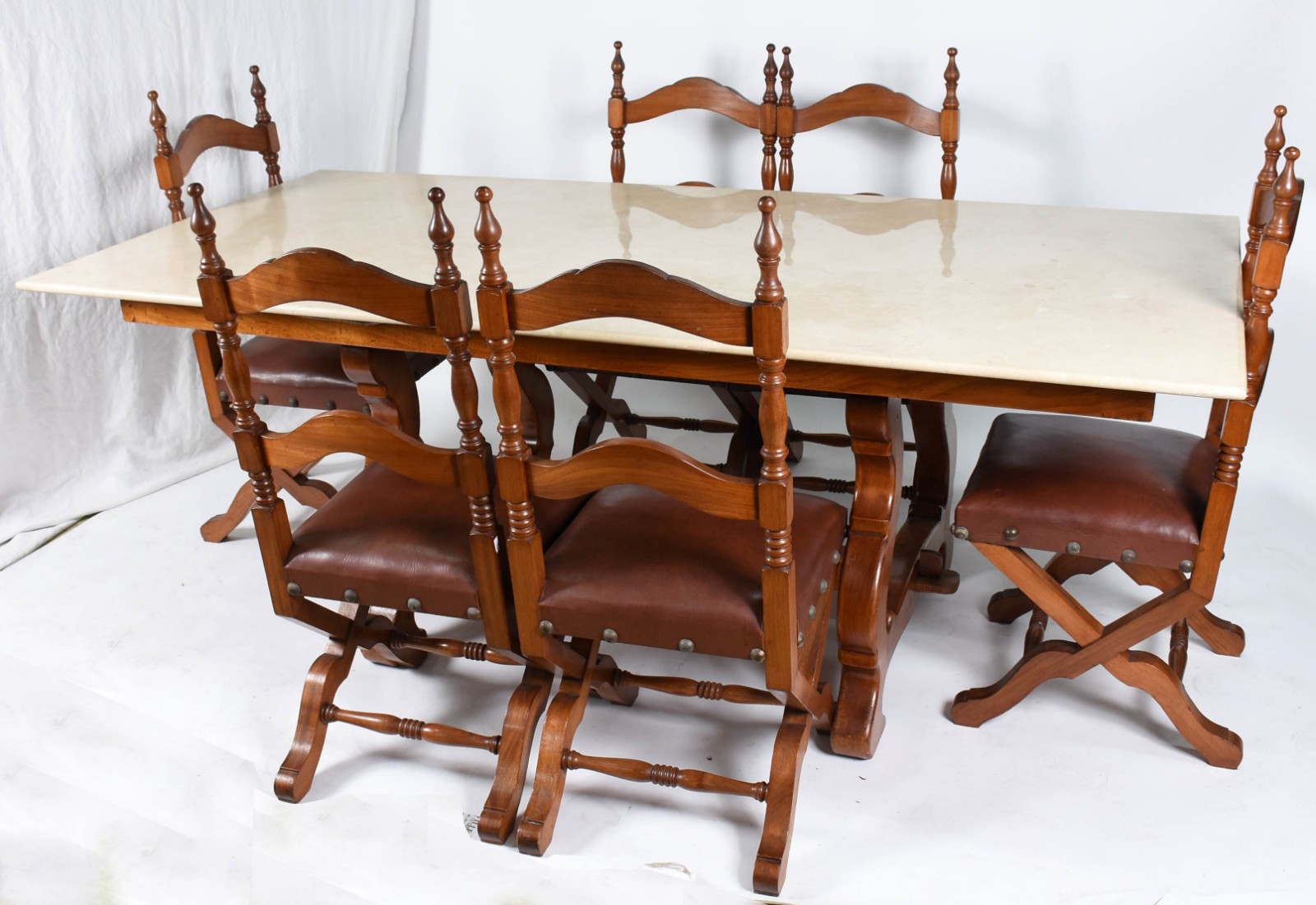 Mesa de jantar de madeira nobre, estilo colonial brasileiro, pernas... - foto 1 de 5