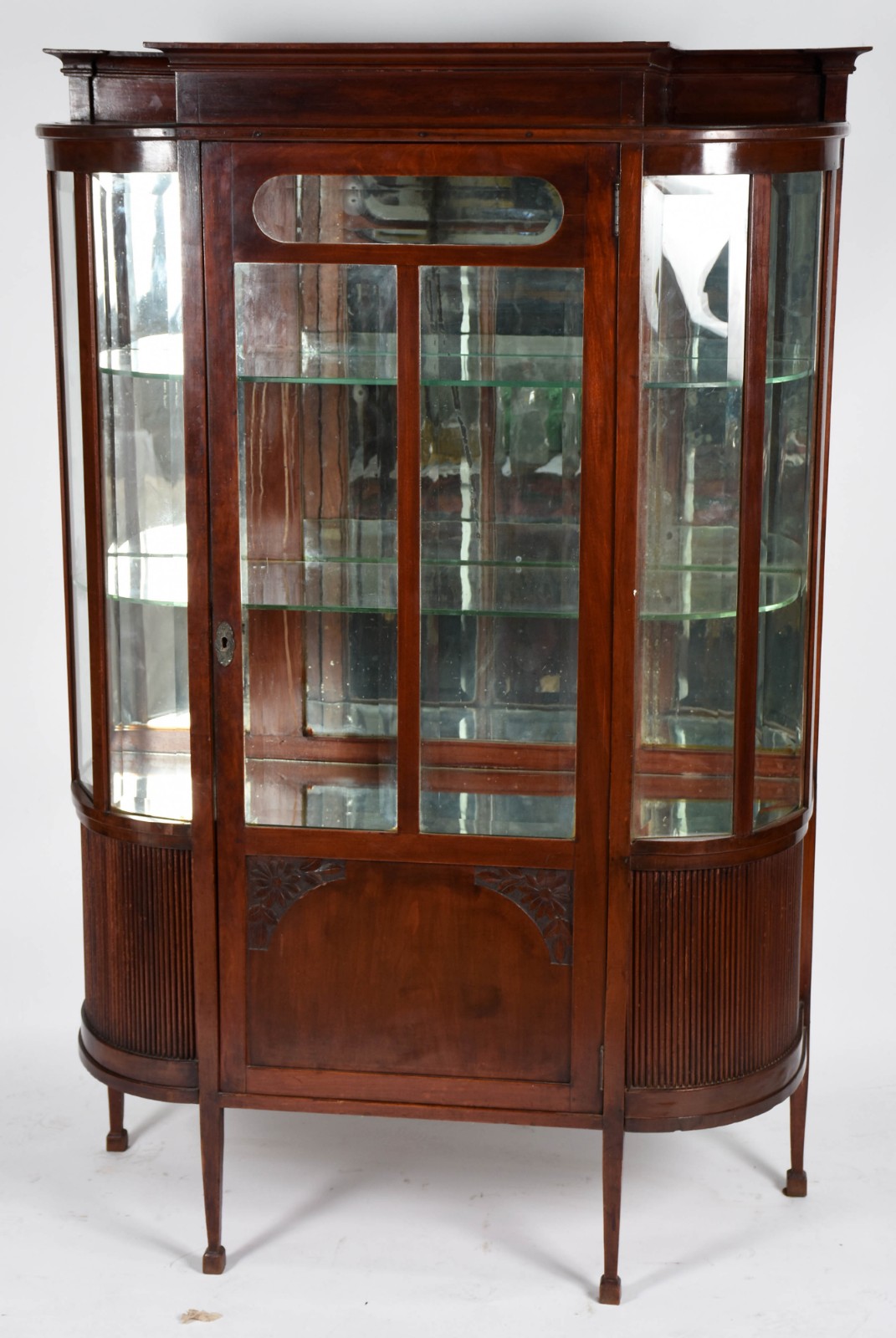 Vitrine de madeira nobre, feitio bombé, porta e laterais de vidro... - foto 1 de 4
