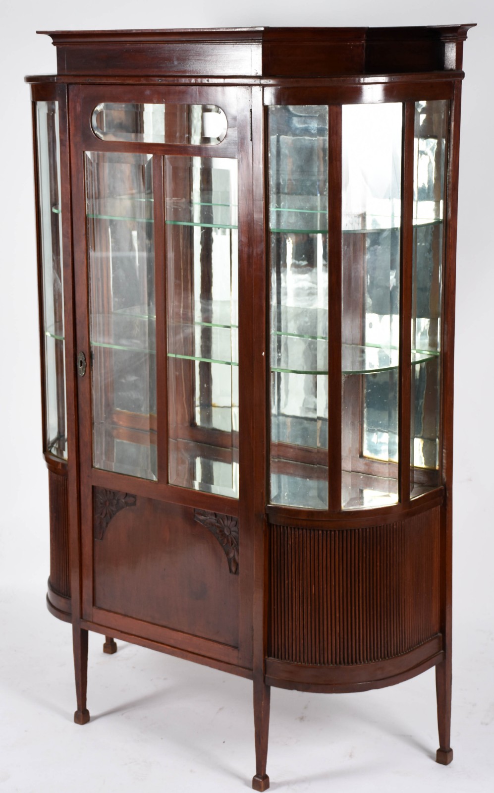 Vitrine de madeira nobre, feitio bombé, porta e laterais de vidro... - foto 2 de 4