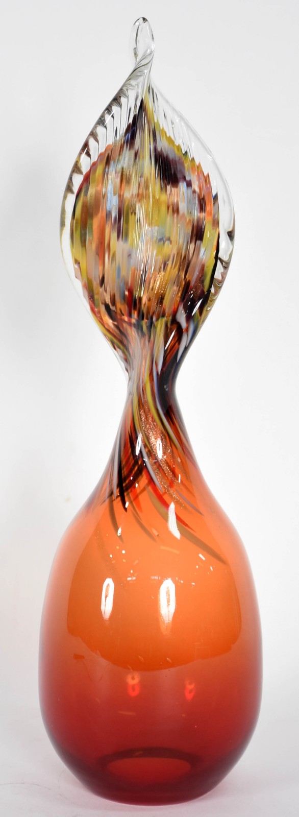 Vaso decorativo com bocal torcido na cor laranja e mesclas em... - foto 2 de 4