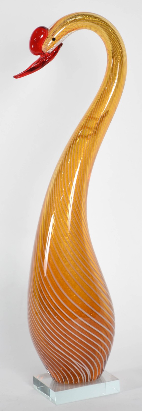 Cisne de murano na cor laranja com pó de ouro. - foto 1 de 5