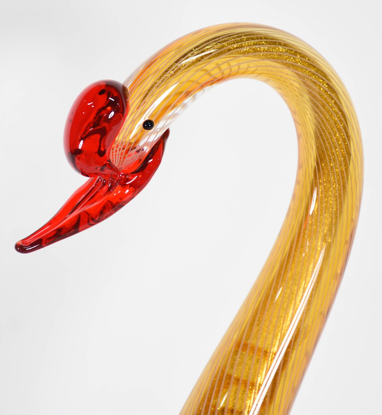 Cisne de murano na cor laranja com pó de ouro. - foto 2 de 5