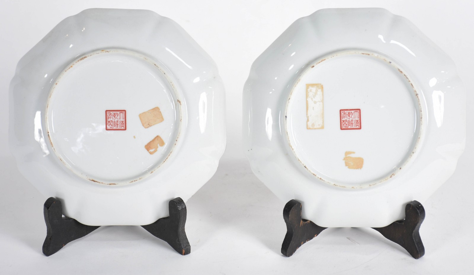 Par de pratos orientais de porcelana policromada com realces... - foto 2 de 3