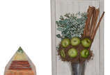 Duas peças, sendo pirâmide em pedras variadas (... - Duas peças, sendo pirâmide em pedras variadas (altura 13 cm) e quadro decorativo com flores e frutas (medidas 59 x 37 cm).