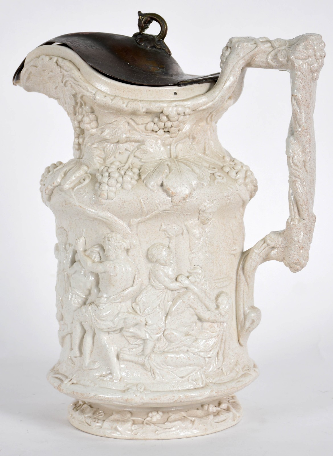 Jarra de porcelana com alegorias a baco em relevo, tampa de pewter... - foto 1 de 7