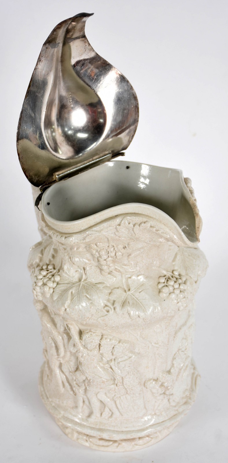 Jarra de porcelana com alegorias a baco em relevo, tampa de pewter... - foto 2 de 7