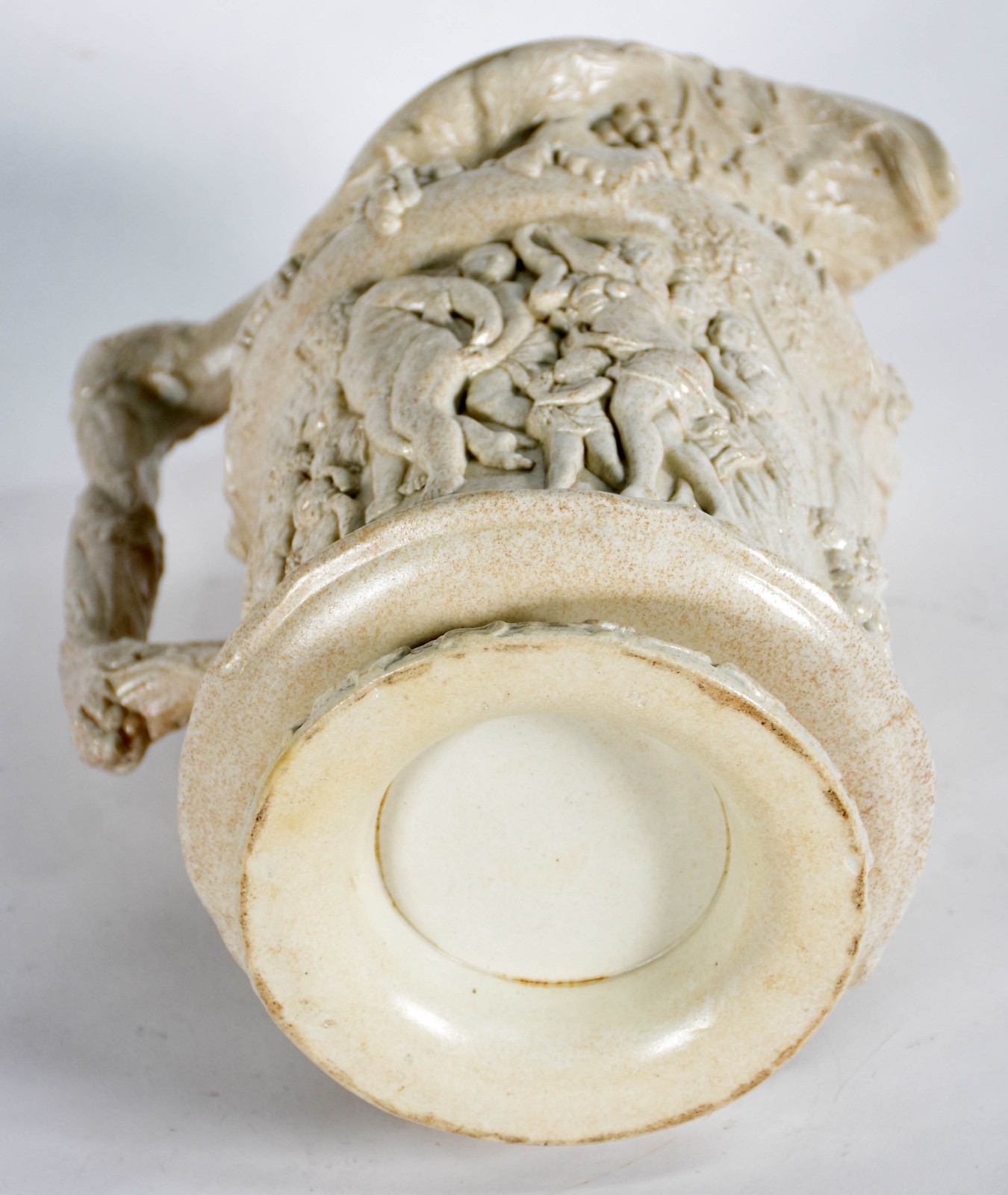 Jarra de porcelana com alegorias a baco em relevo, tampa de pewter... - foto 4 de 7