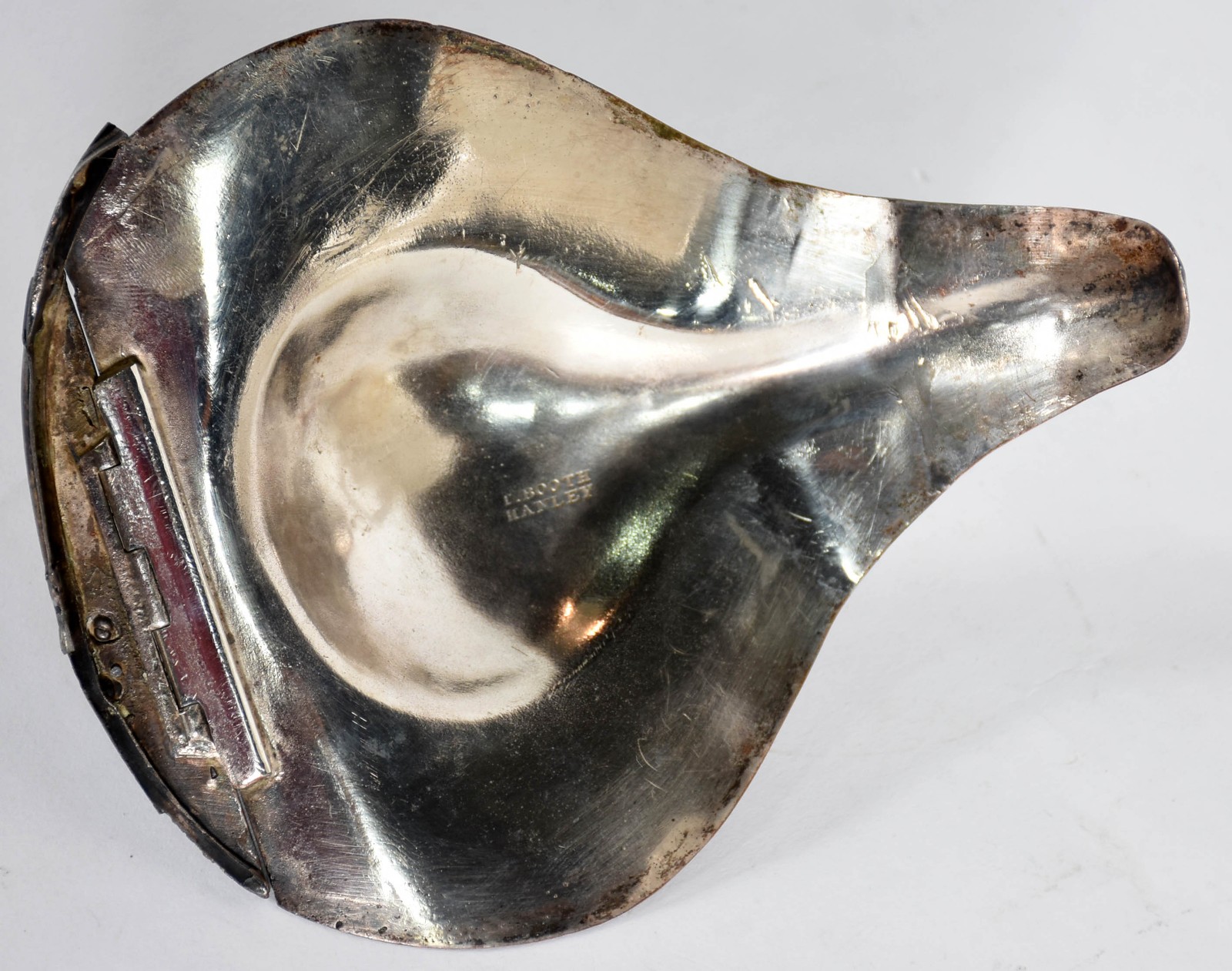 Jarra de porcelana com alegorias a baco em relevo, tampa de pewter... - foto 7 de 7