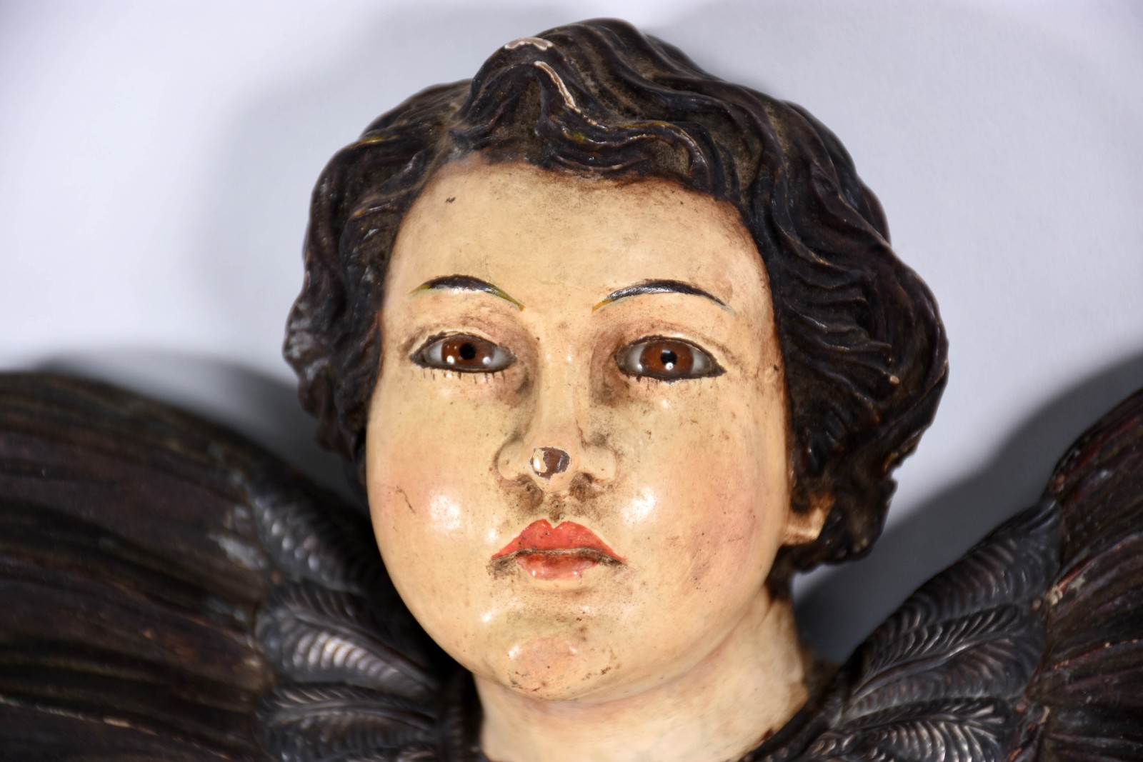 Cabeça de anjo de madeira com olhos de vidro. - foto 2 de 3