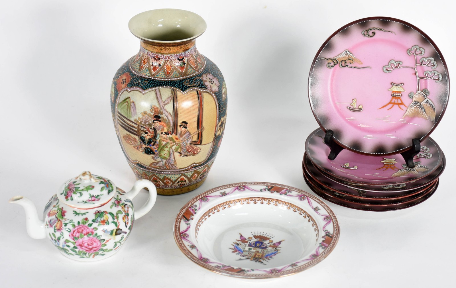 Diversas peças de porcelana oriental, sendo 6 pratinhos na cor rosa... - foto 1 de 6