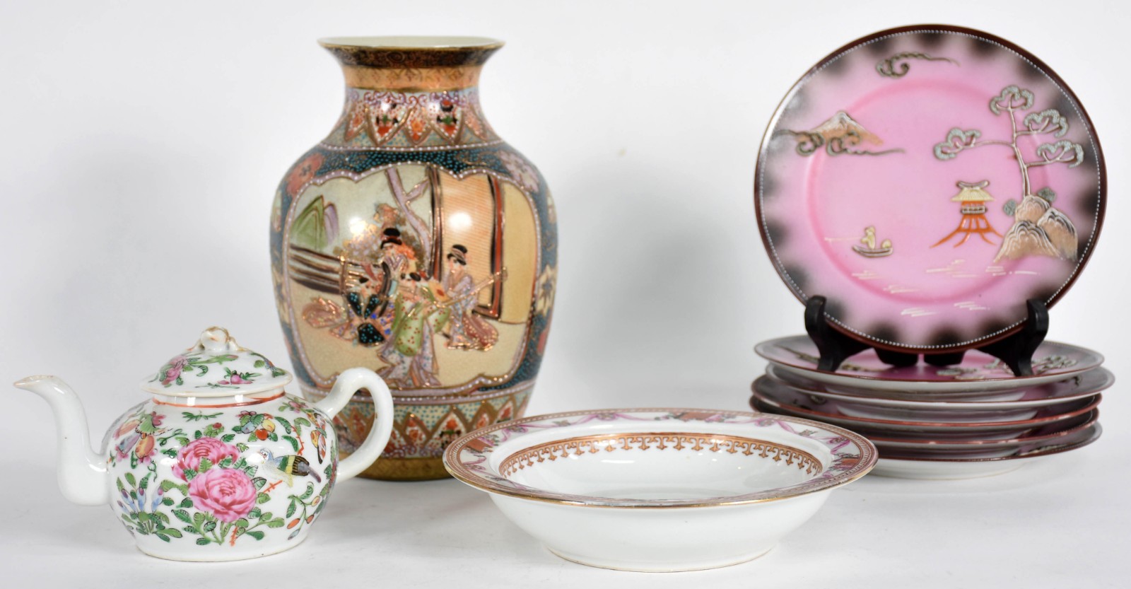 Diversas peças de porcelana oriental, sendo 6 pratinhos na cor rosa... - foto 2 de 6