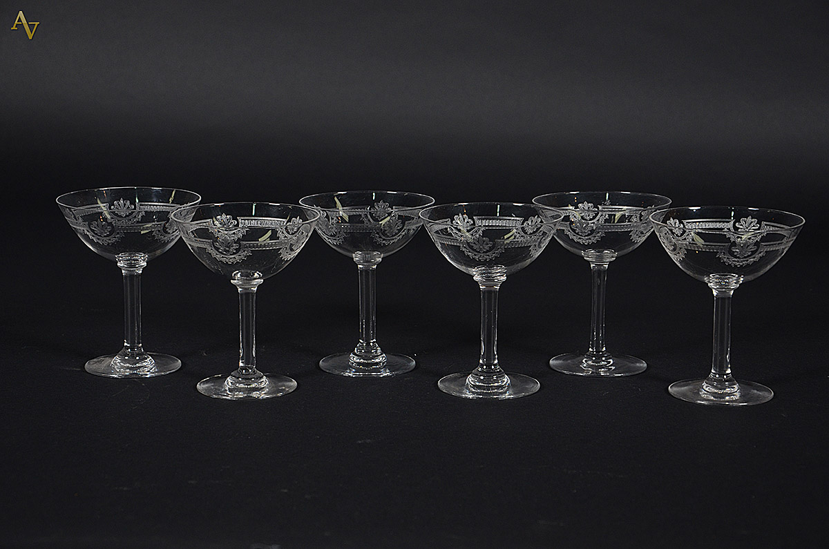 Conjunto com 11 taças para champagne de cristal frances Saint Louis...