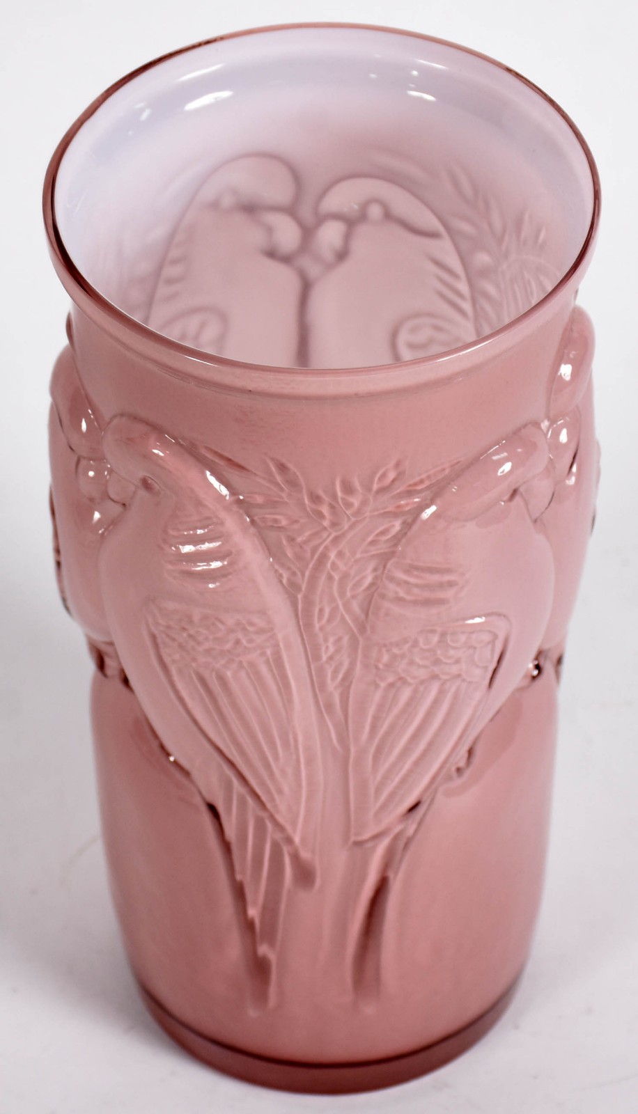 Jarra decorativa de vidro na cor rosa com pássaros em relevo. - foto 2 de 3