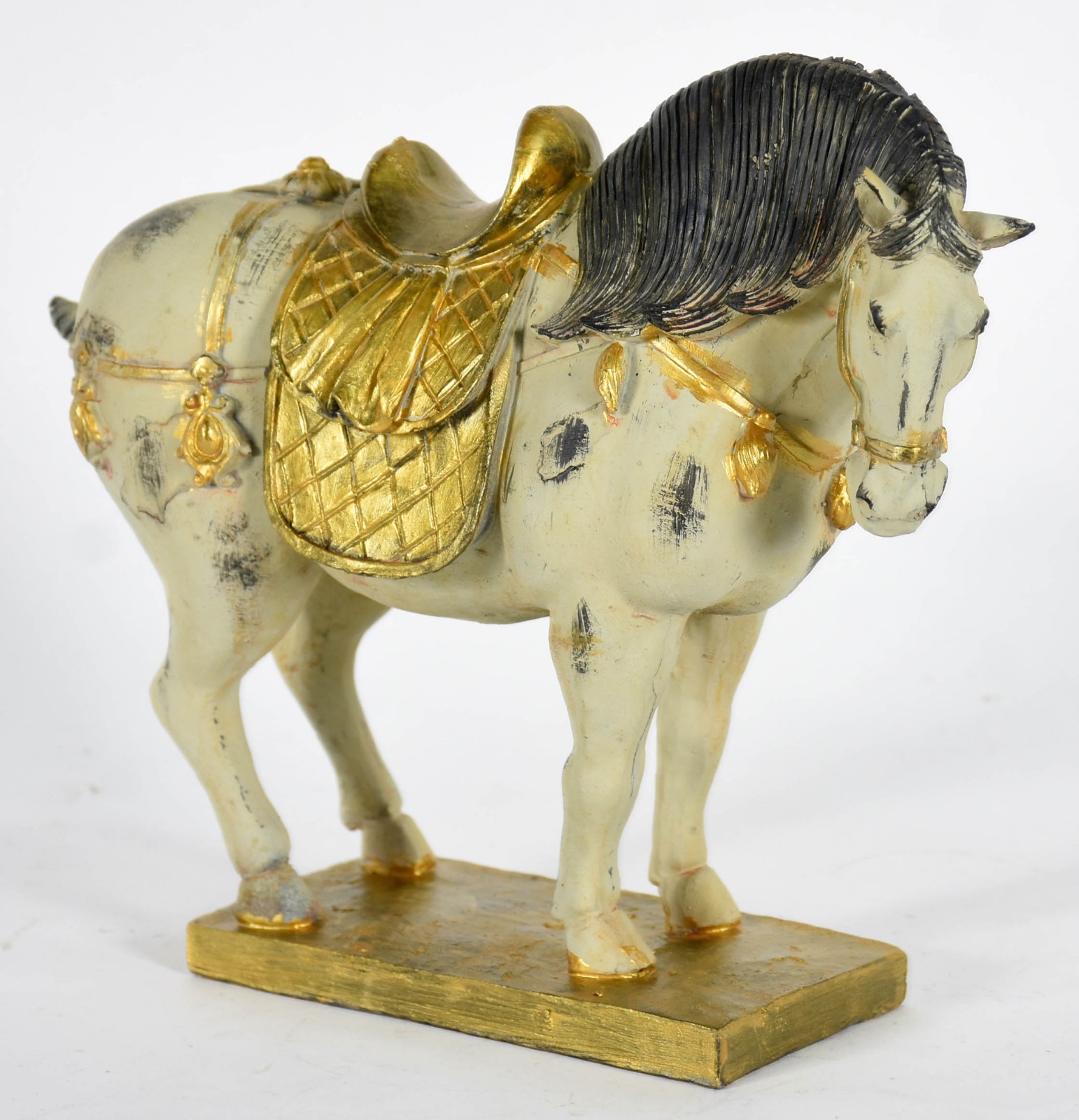 Estatueta de resina representando cavalo em policromia com realces... - foto 1 de 3