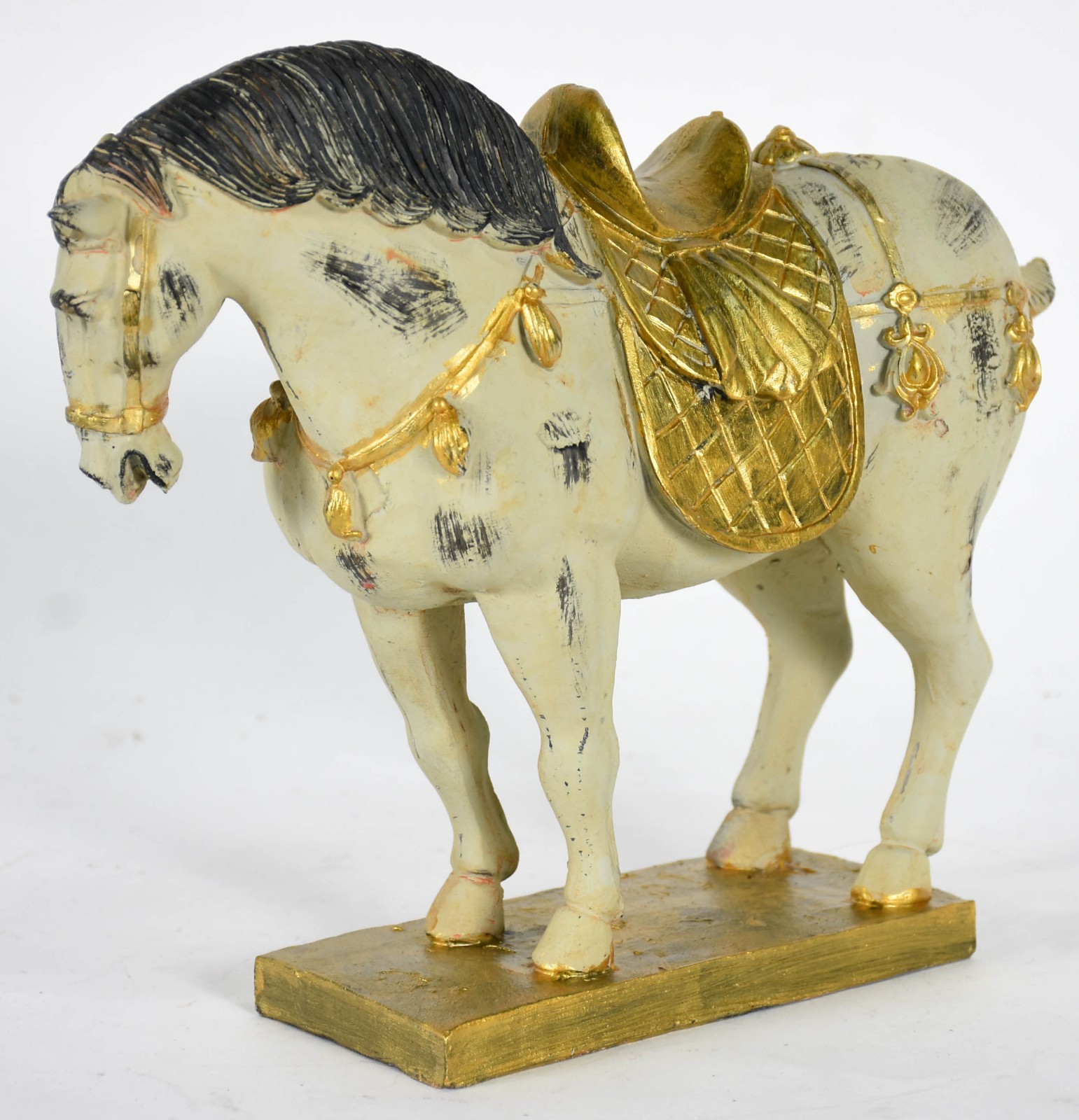 Estatueta de resina representando cavalo em policromia com realces... - foto 2 de 3