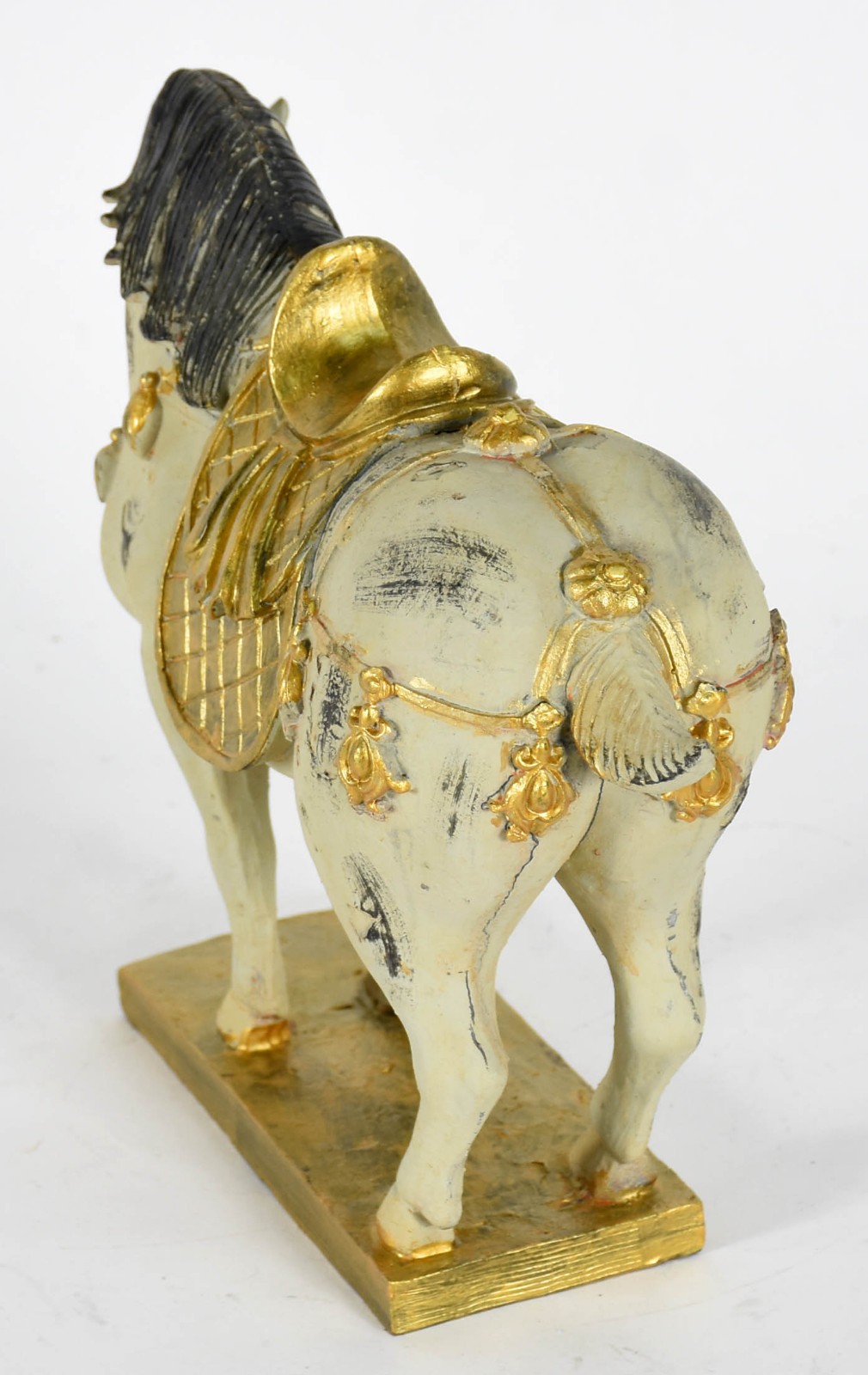 Estatueta de resina representando cavalo em policromia com realces... - foto 3 de 3