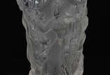 LALIQUE - Vaso de cristal frances com figuras f... - LALIQUE - Vaso de cristal frances com figuras foscas em relevo, assinado na base. Altura 25 cm.