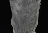 LALIQUE - Vaso de cristal frances com figuras f... - LALIQUE - Vaso de cristal frances com figuras foscas em relevo, assinado na base. Altura 25 cm.