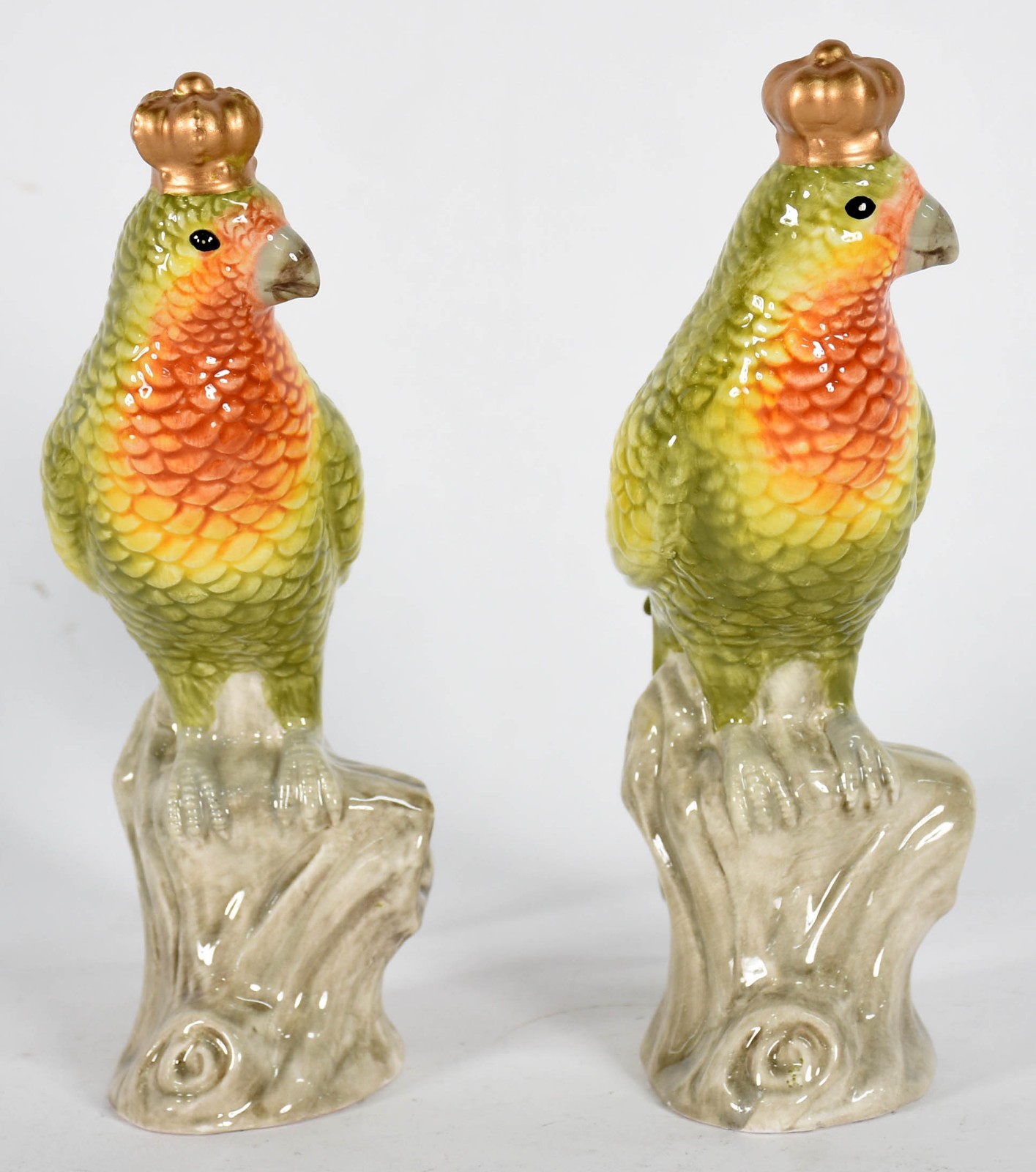Par de estatuetas de porcelana representando pássaros com coroa (1... - foto 1 de 5