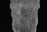 LALIQUE - Vaso de cristal frances com figuras f... - LALIQUE - Vaso de cristal frances com figuras foscas em relevo, assinado na base. Altura 25 cm.