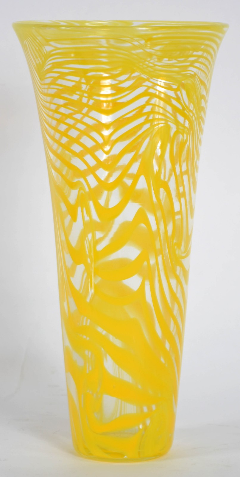 Vaso decorativo de vidro na cor amarela, assinado. - foto 1 de 3