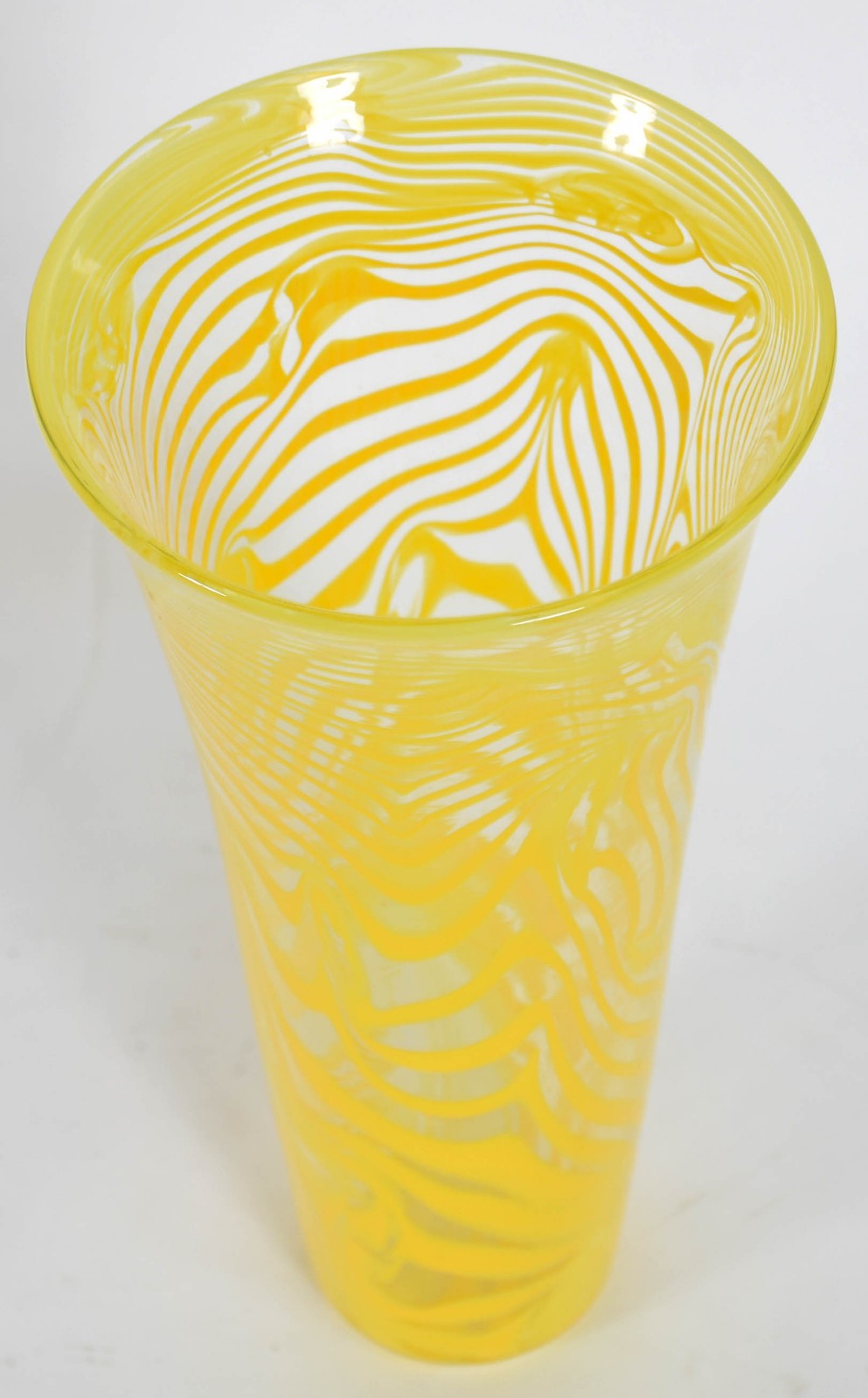 Vaso decorativo de vidro na cor amarela, assinado. - foto 2 de 3