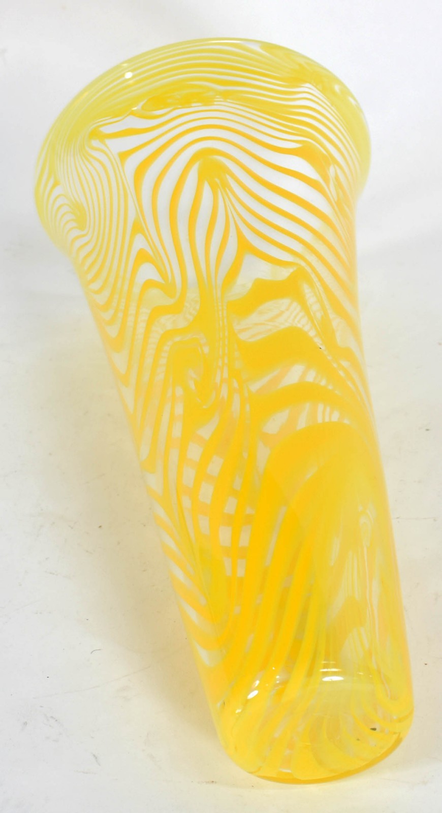 Vaso decorativo de vidro na cor amarela, assinado. - foto 3 de 3