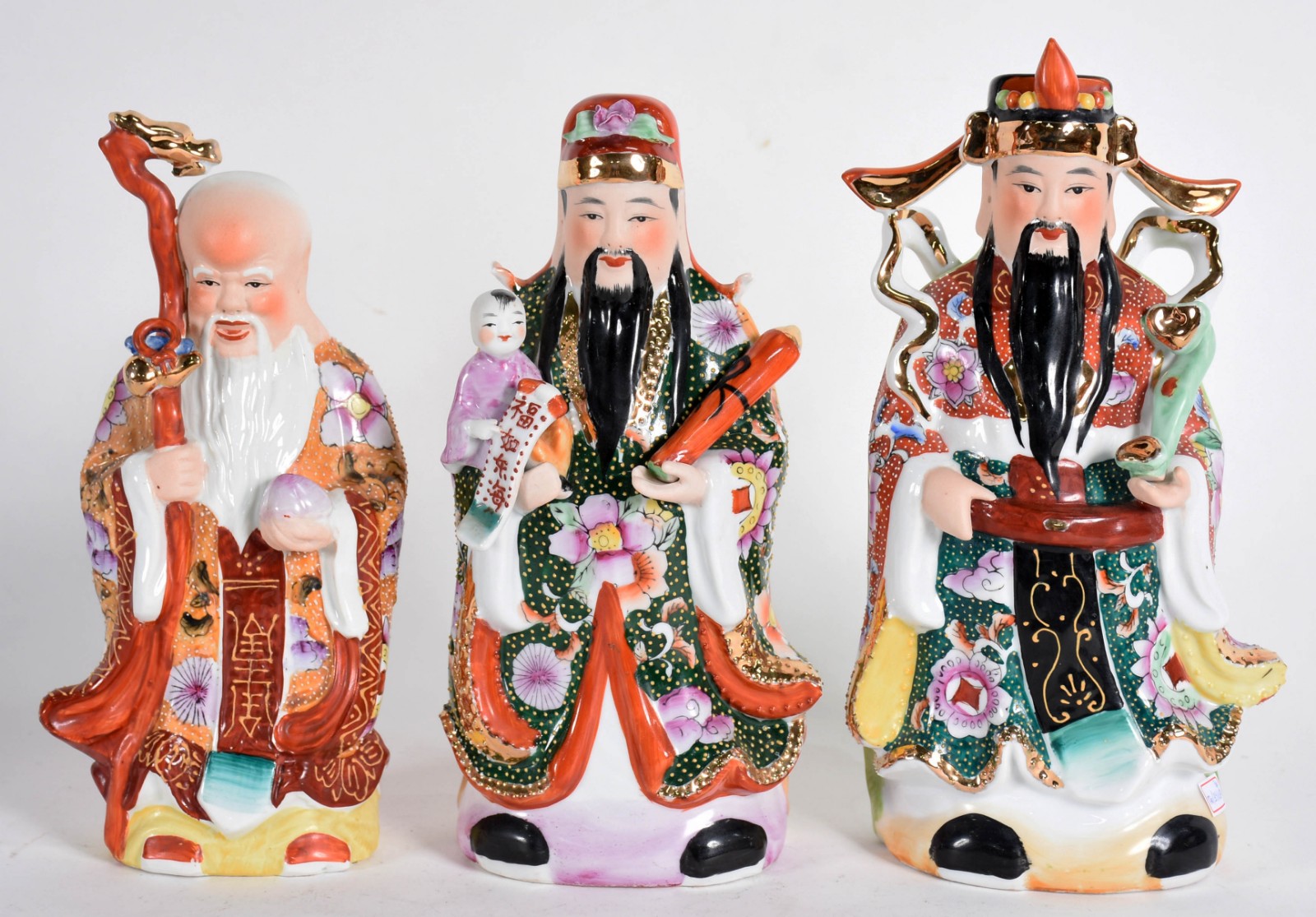 Três estatuetas de porcelana policromada representando figuras... - foto 1 de 5