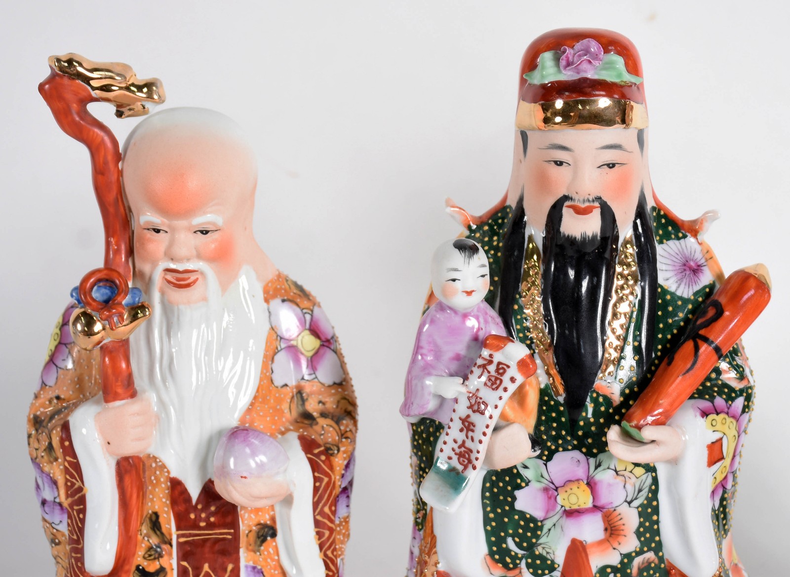 Três estatuetas de porcelana policromada representando figuras... - foto 2 de 5