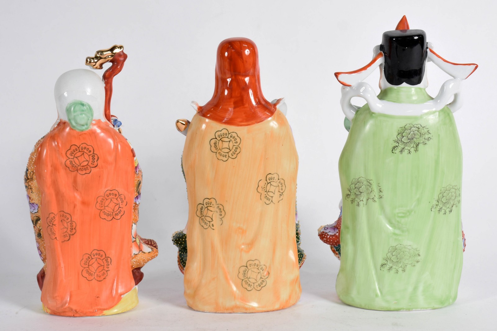 Três estatuetas de porcelana policromada representando figuras... - foto 4 de 5