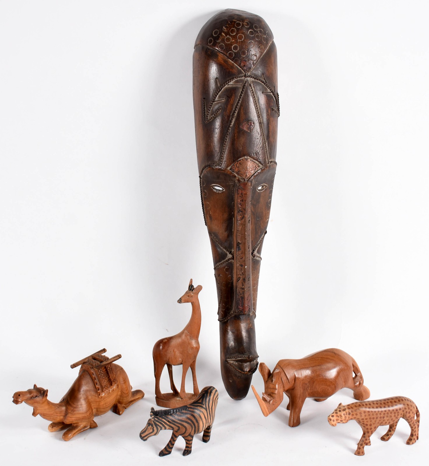 Diversas peças de madeira sendo máscara africana, e cinco escultura... - foto 1 de 4