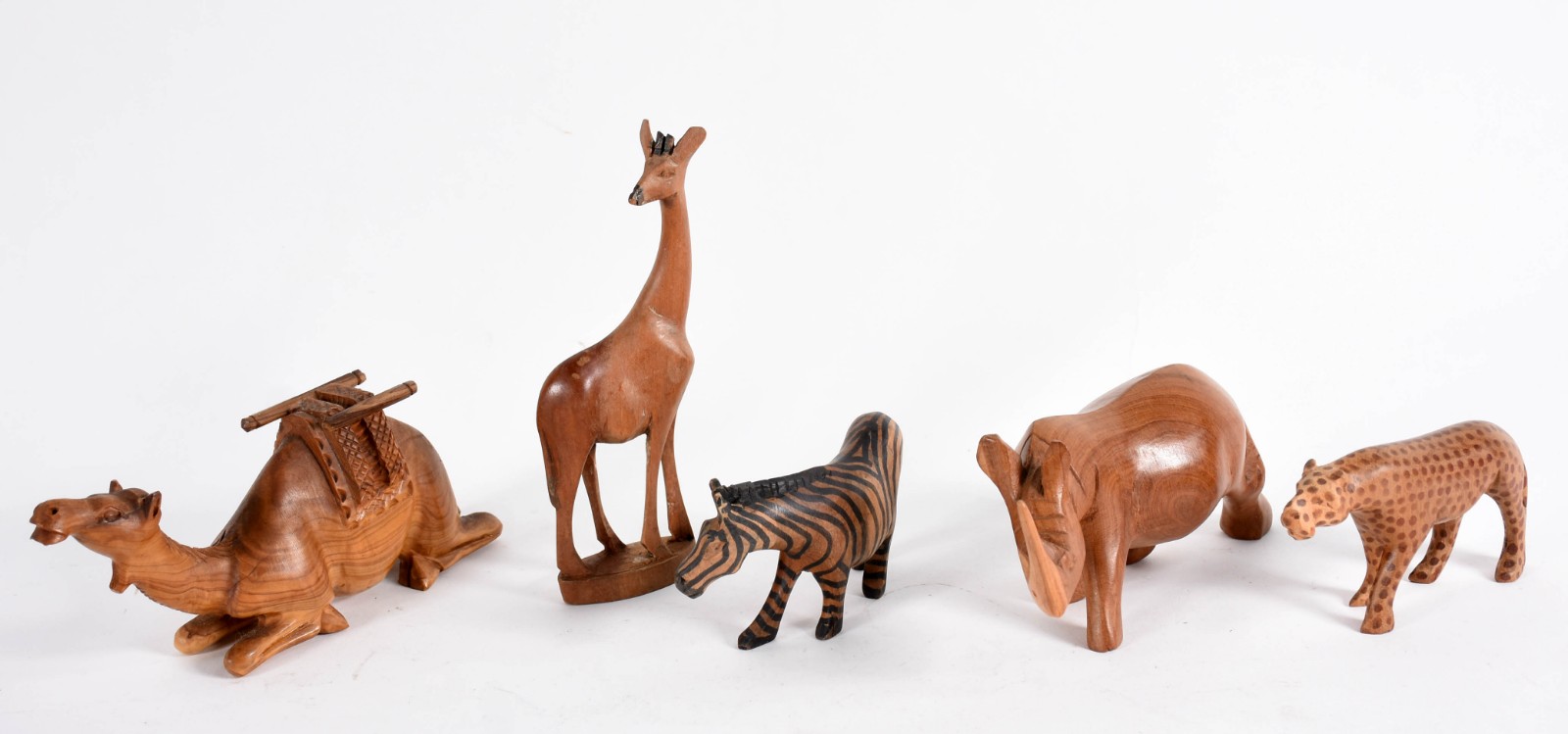 Diversas peças de madeira sendo máscara africana, e cinco escultura... - foto 2 de 4