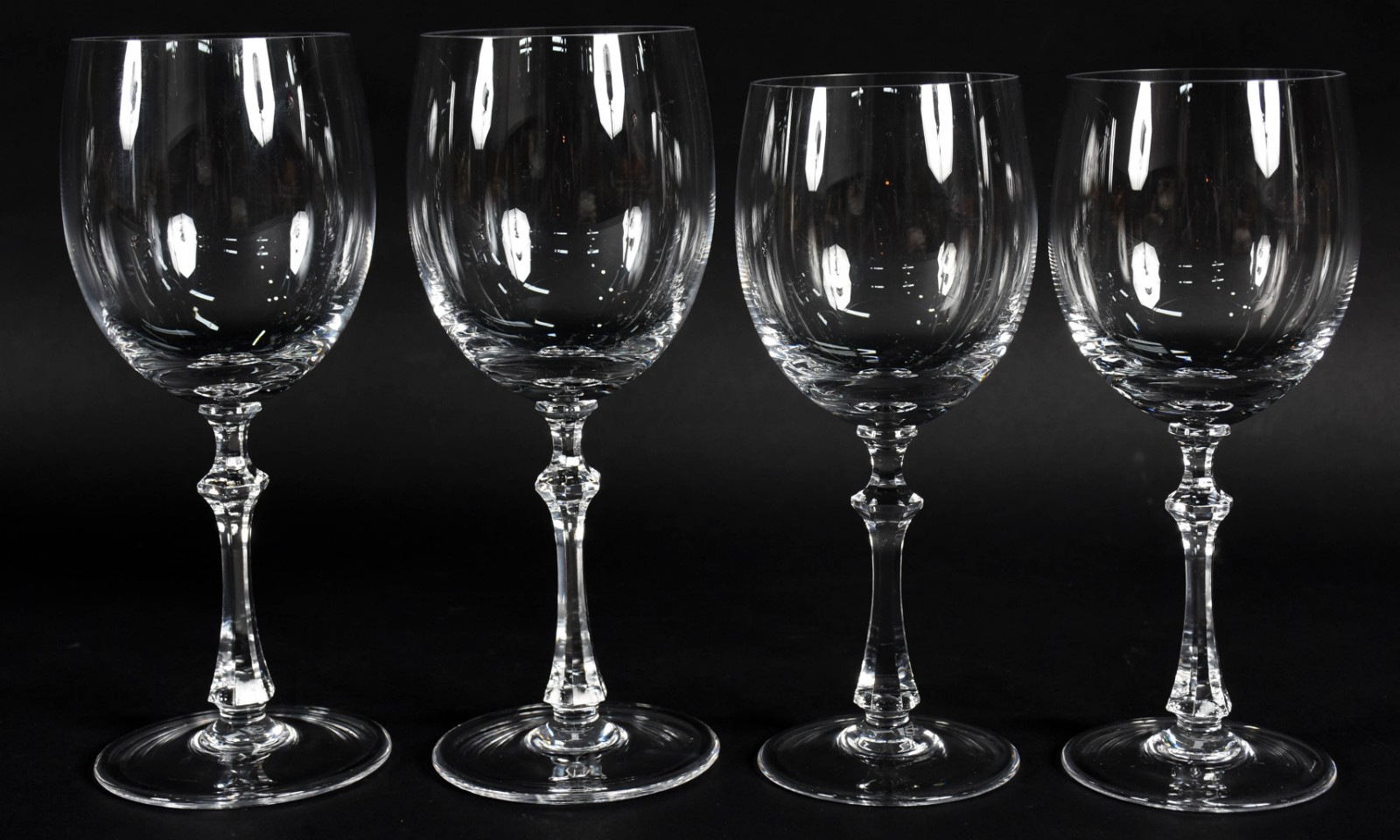 Doze taças de cristal sendo 6 para vinho tinto, e 6 para vinho branco. - foto 2 de 4