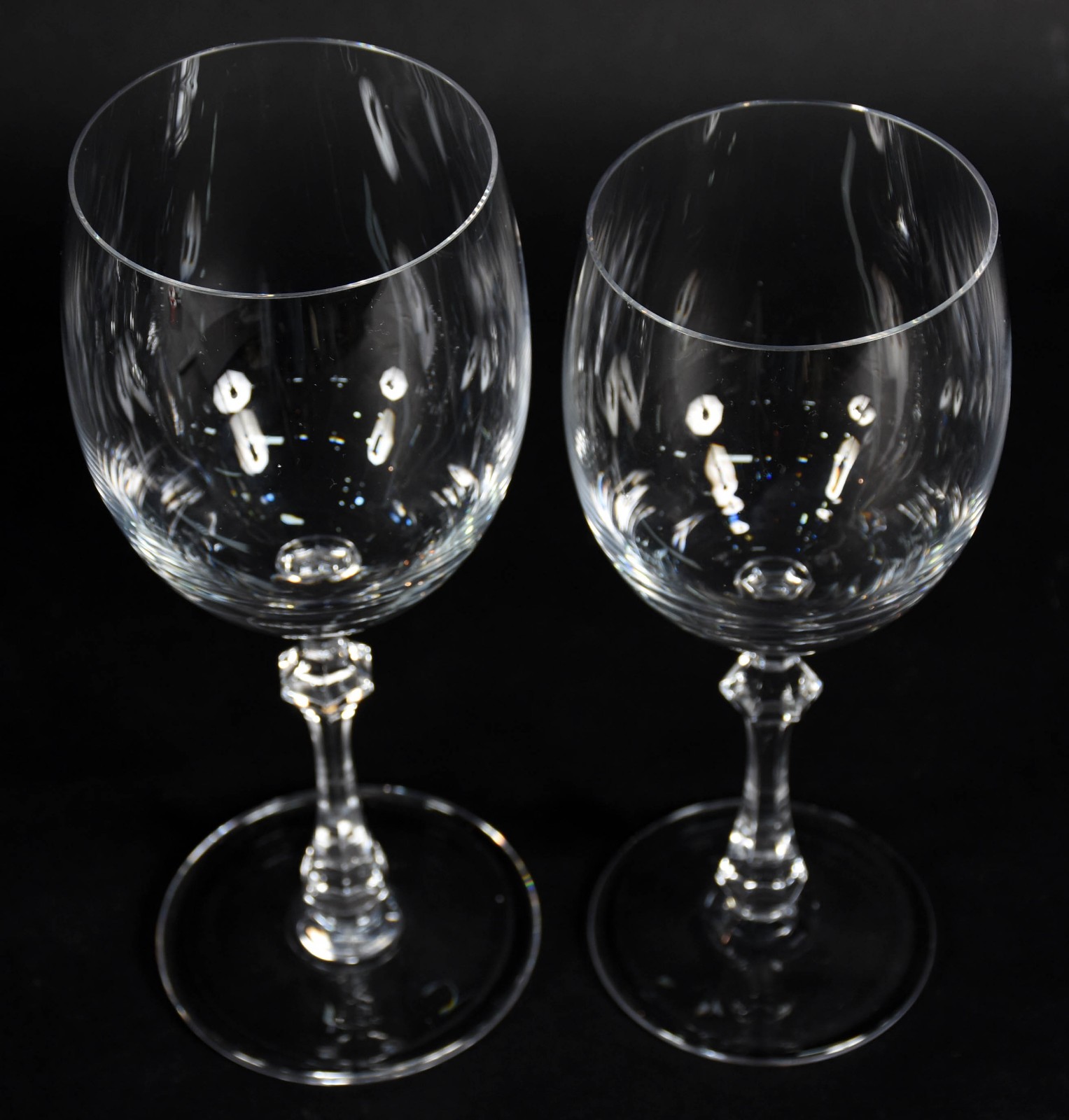Doze taças de cristal sendo 6 para vinho tinto, e 6 para vinho branco. - foto 3 de 4