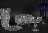 Cinco pelas diversas sendo vaso de cristal (com... - Cinco pelas diversas sendo vaso de cristal (com lascado na base), bowl de cristal, vaso azul, fruteira pequena e prato