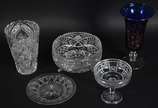 Cinco pelas diversas sendo vaso de cristal (com... - Cinco pelas diversas sendo vaso de cristal (com lascado na base), bowl de cristal, vaso azul, fruteira pequena e prato
