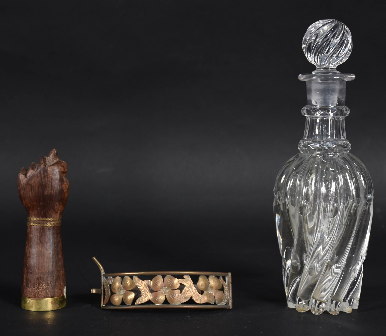 Três peças sendo perfumeiro de cristal, figa de madeira e pulseira de... - foto 1 de 6