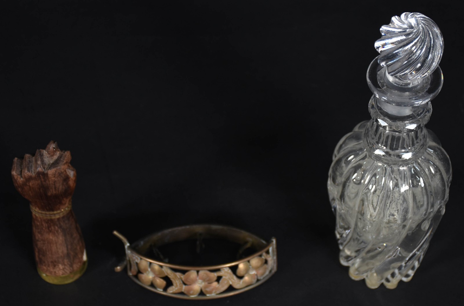 Três peças sendo perfumeiro de cristal, figa de madeira e pulseira de... - foto 2 de 6