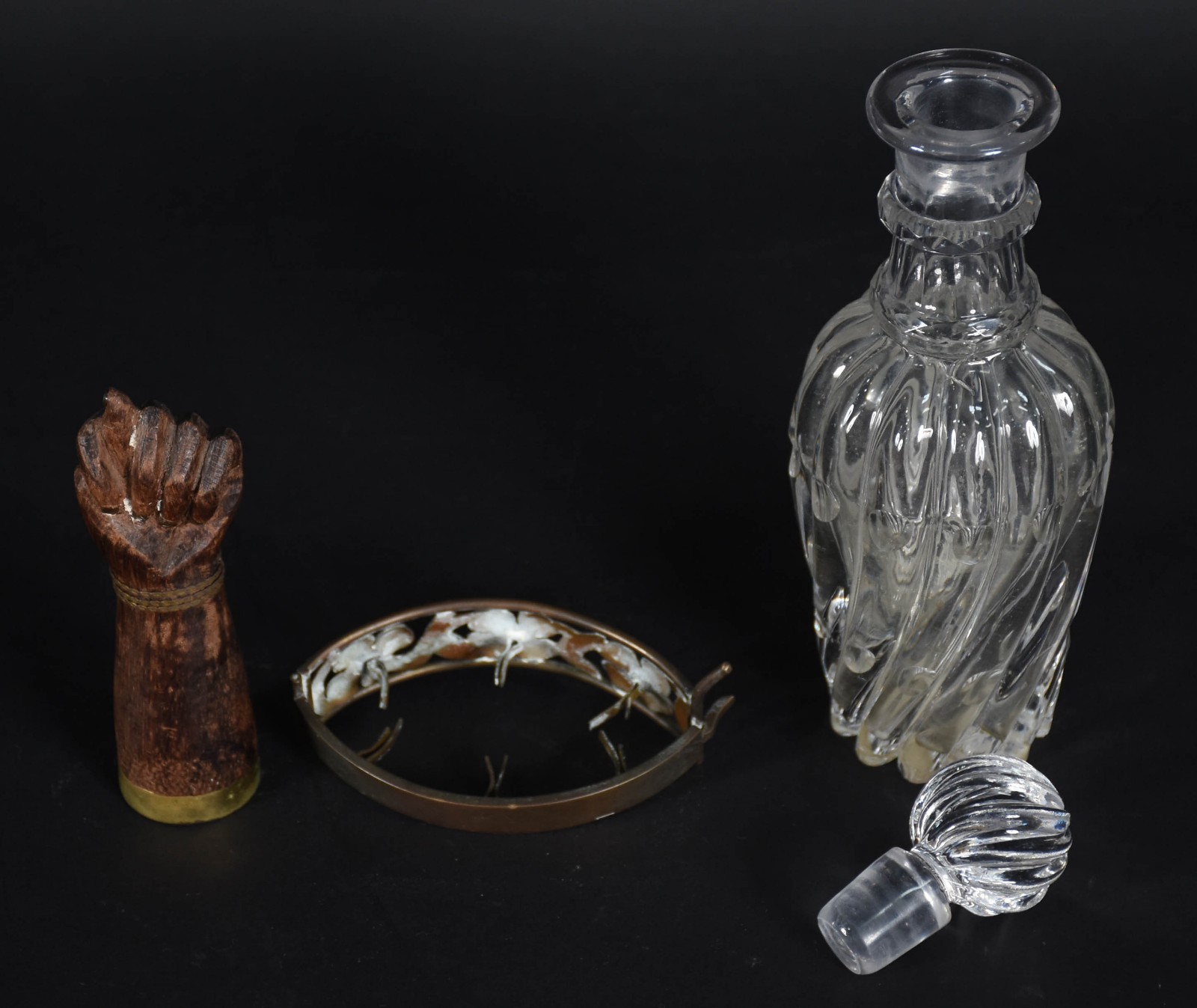 Três peças sendo perfumeiro de cristal, figa de madeira e pulseira de... - foto 3 de 6