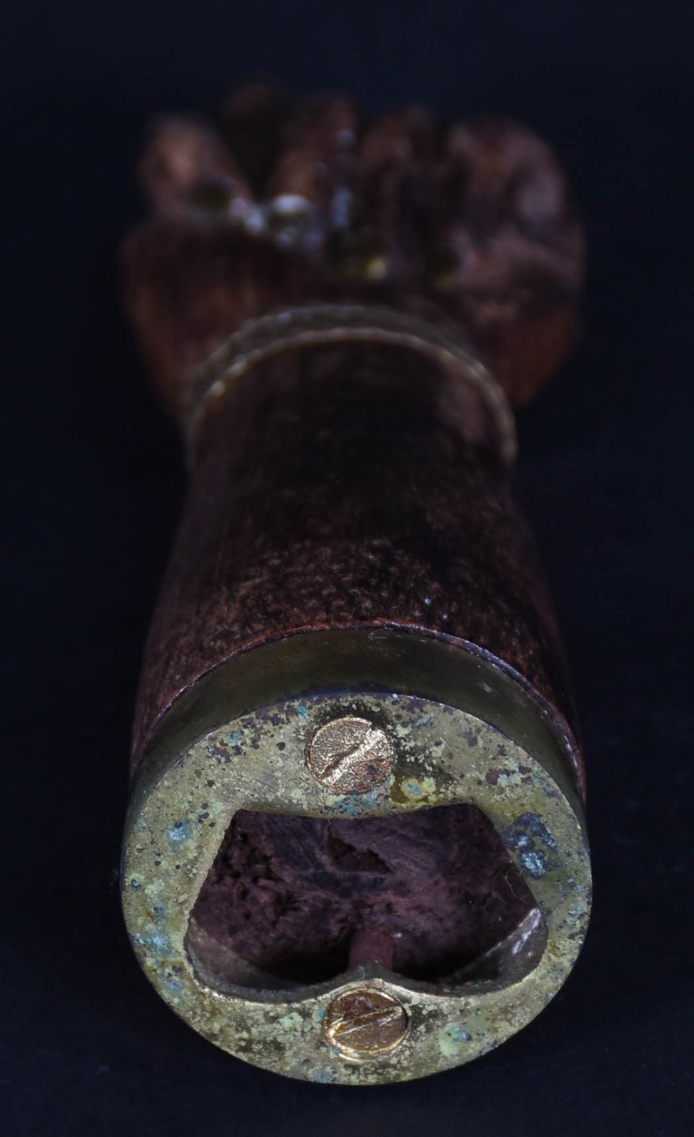 Três peças sendo perfumeiro de cristal, figa de madeira e pulseira de... - foto 4 de 6