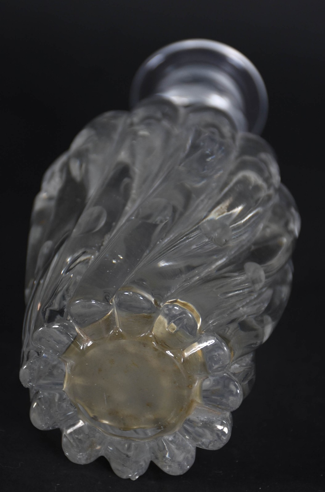Três peças sendo perfumeiro de cristal, figa de madeira e pulseira de... - foto 6 de 6