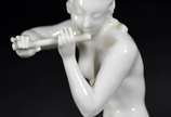 Estatueta de porcelana alemã representando meni... - Estatueta de porcelana alemã representando menina com flauta.