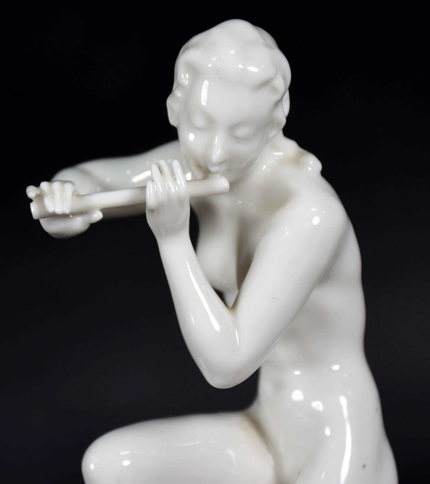 Estatueta de porcelana alemã representando menina com flauta. - foto 2 de 4
