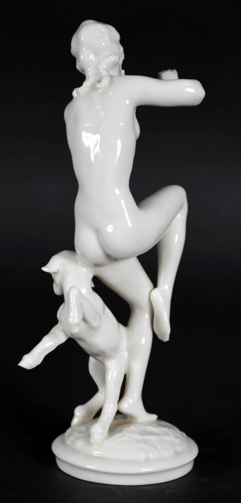Estatueta de porcelana alemã representando menina com flauta. - foto 3 de 4