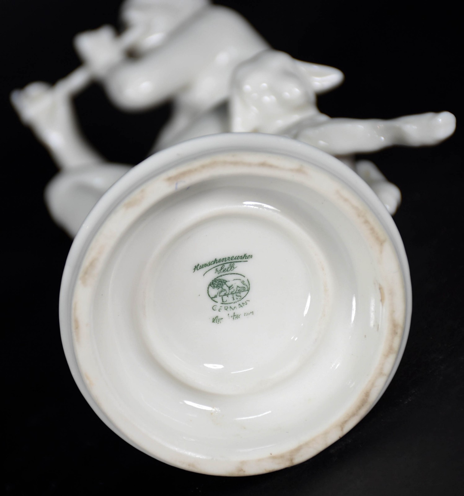 Estatueta de porcelana alemã representando menina com flauta. - foto 4 de 4