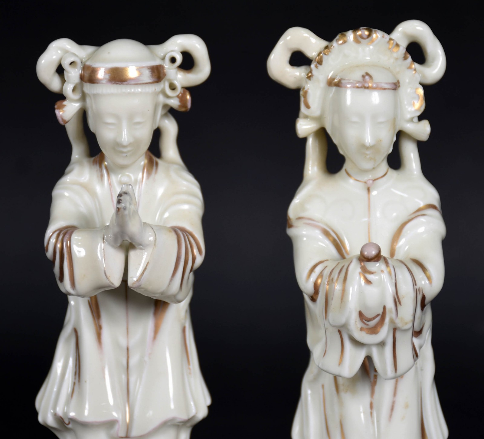 Par de estatuetas de porcelana portuguesa Vista Alegre representando... - foto 2 de 5