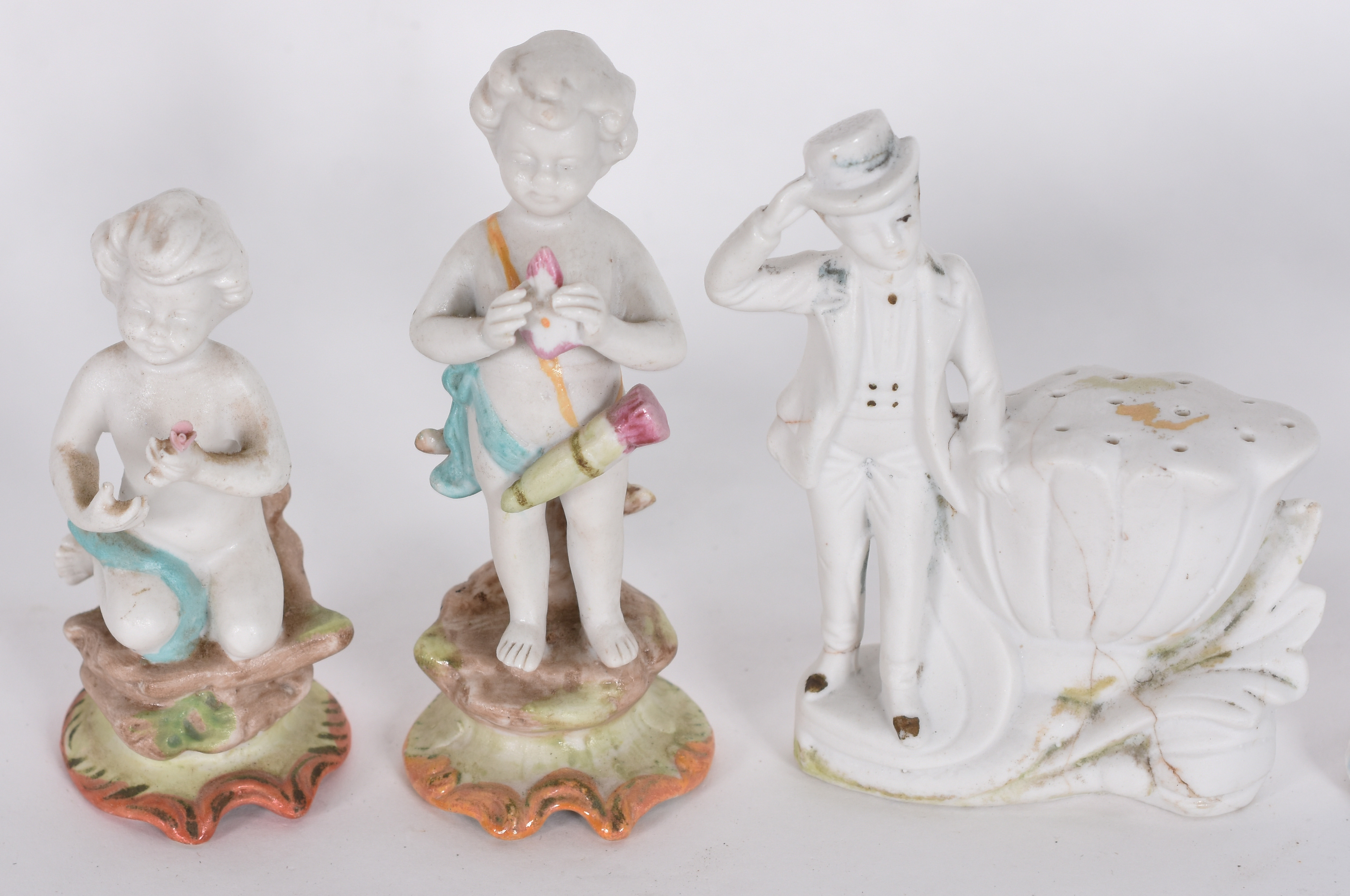 Seis peças de biscuit sendo, 3 paliteiros e 3 pequenas estatuetas... - foto 2 de 6